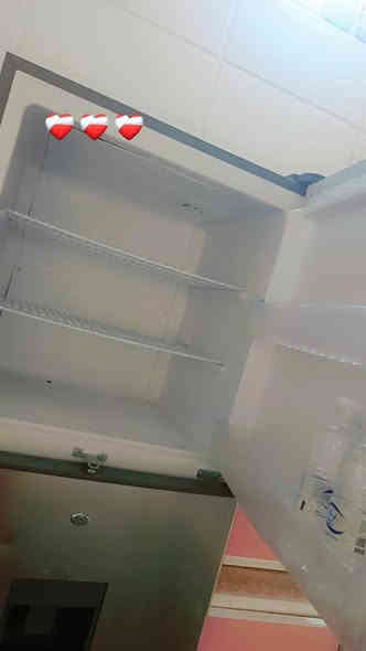 اغراض للبيع  نضيفات ثلاجه جديده استخدم ٧ اشهر كسر فلين  وكاونتر تكمه ٤ قطع وياه طباخ وغساله شغاله غسل وتجفيف بس بيبان مكسره ع فحص وعندي جربايه هيه ولدوشك مالها طبي  و٤مقاعد تخم  وافن ومبرده شغاله بس متروكه هم ع فحص *********** او مراسله خاص

