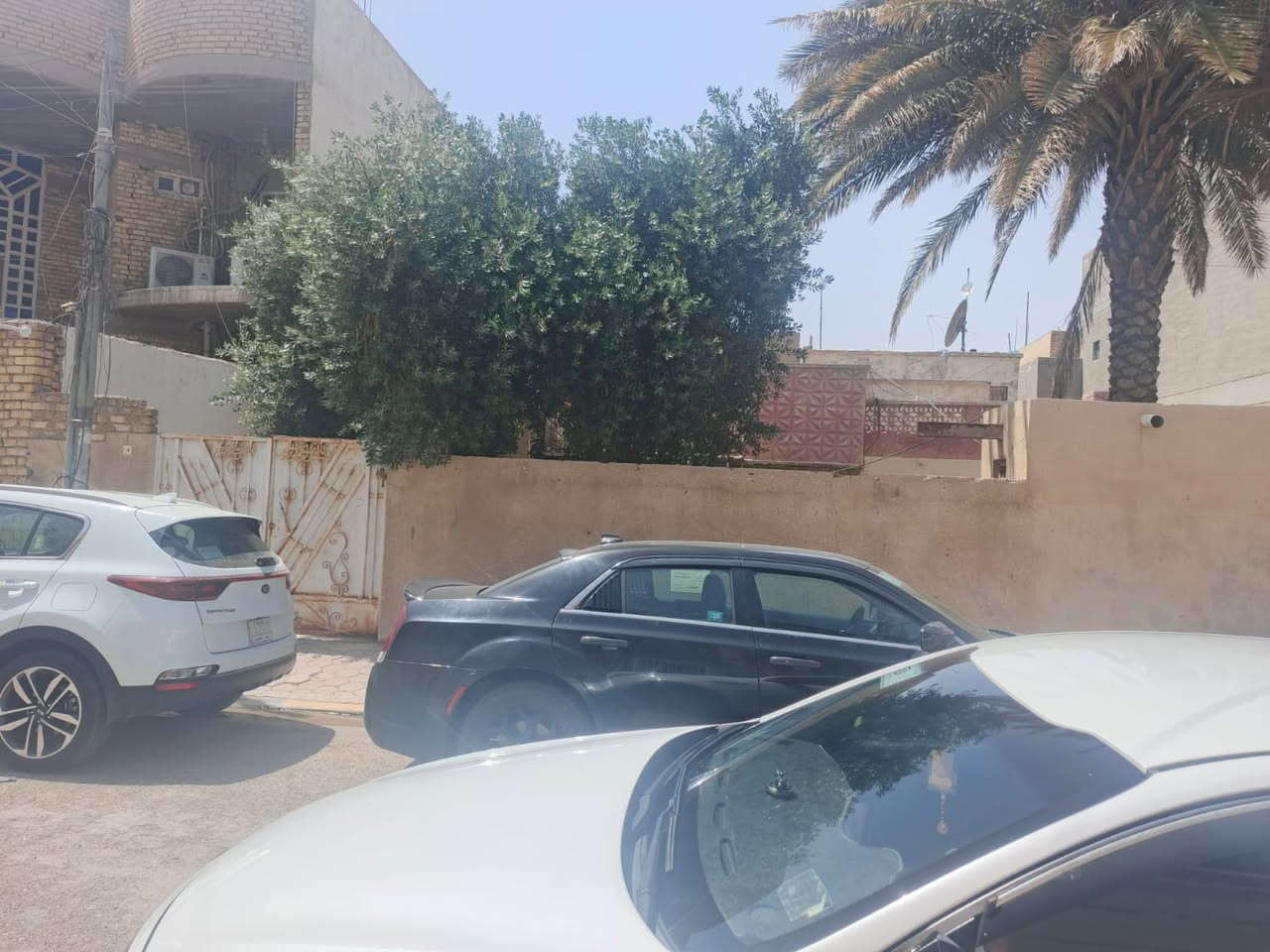 السلام عليكم  بيت للبيع المساحة  ٣٧٥متر  مقسوم الى بيتين  البناء طابقين الموقع الكوت الهورة  خلف التربية للستفسار ***********
