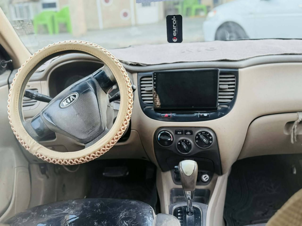 يالله كيا ريو ٢٠٠٨ رقم بغداد انكليزي بسمي شخصيا مصفره هيئه وغرامه هزة وسنويه ورقم وجامه جديد السيارة وارد كندي حادث جاملغ أمامي بدون اي دواخل صبغه اولى السياره بدون معجون كير مكينه تبريد مكفول تخم تاير جديد شاشه مكاني بغداد 
السعر ٨٦ 
***********
