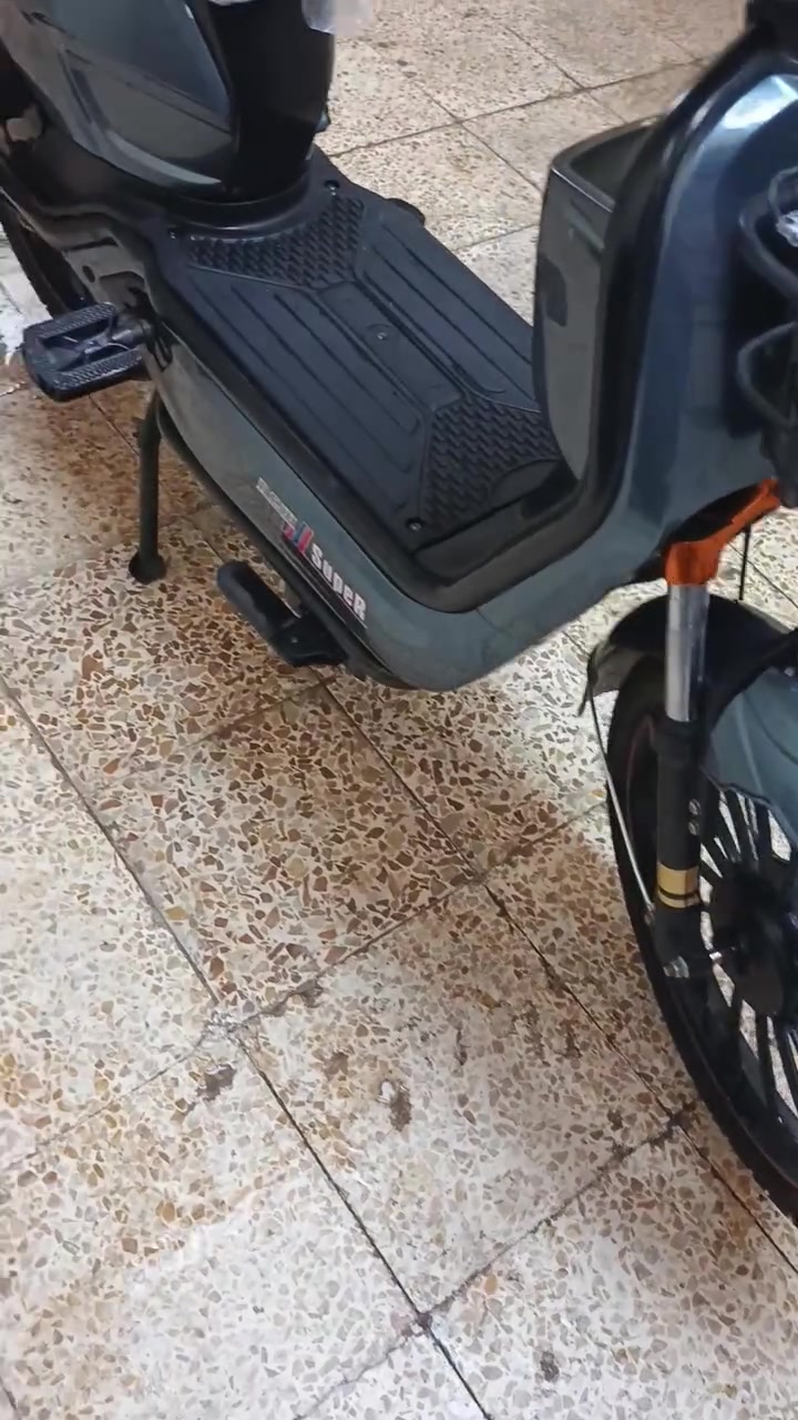 دراجه شحن خمس بطاريات اربع نمر سرعه ٩٩ استعمال قليل شخطه ما بيهة حيل نظيفه السعر ٤٠٠  وبيها مجال الاتصال *********** دراجه وضع شركه كلها شرط
