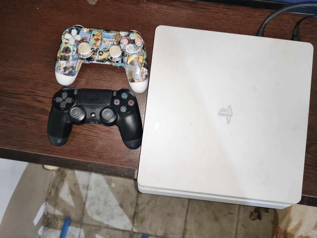 سلام عليكم 
بلي فور سلم مهكر نص تيرا نظام 11
الاون الابيض مميز 
معه جوستكين وحده اصلي ثانيه تجاري 
كيبلات كامله معه خمس العاب معه تطبيق كيم باتو
السعر 300 وبي مجال 
رقم الهاتف ***********
عنواني بغداد
