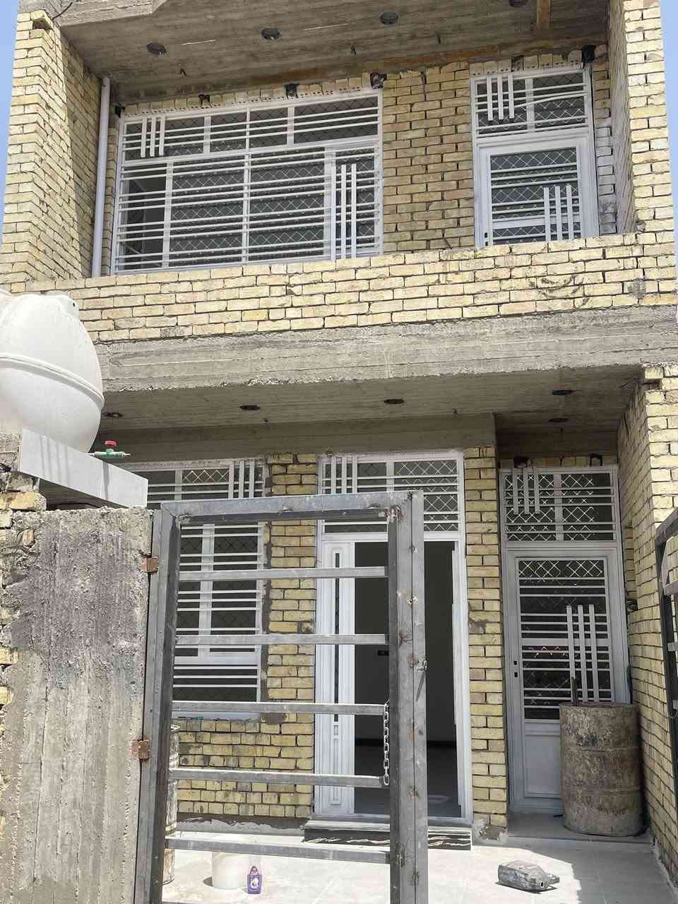 السلام عليكم بيت 100 متر سند 25 بي قرار محكمه كامل بناء جديد ممسكون الكرغوليه مقابيل ماركت الهدى متكون طابق ونصف غرفة نوّم بالطابق الأرضي وغرفة نوم بالطابق الثاني وثلاثة حمامات ***********
