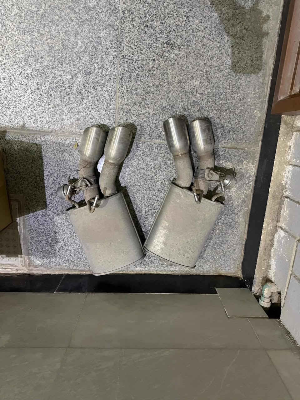 اغراض كمارو
سلام عليكم شوته كمارو بلاديه كلشي ما بيها واي خلل ترجع بيد المندوب
و دبات صوتهن كلش حلو بالنسبه لل٦ مع نيكلات مزدوج
للعلم السياره كزوزها بلادي فقط شايل الوسطيات بالفيديو
سعر الشوته 150 الف و بيها مجال
سعر الدبات مع النيكلات ١٧٥ و بيهن مجال 
المكان بصره
***********
