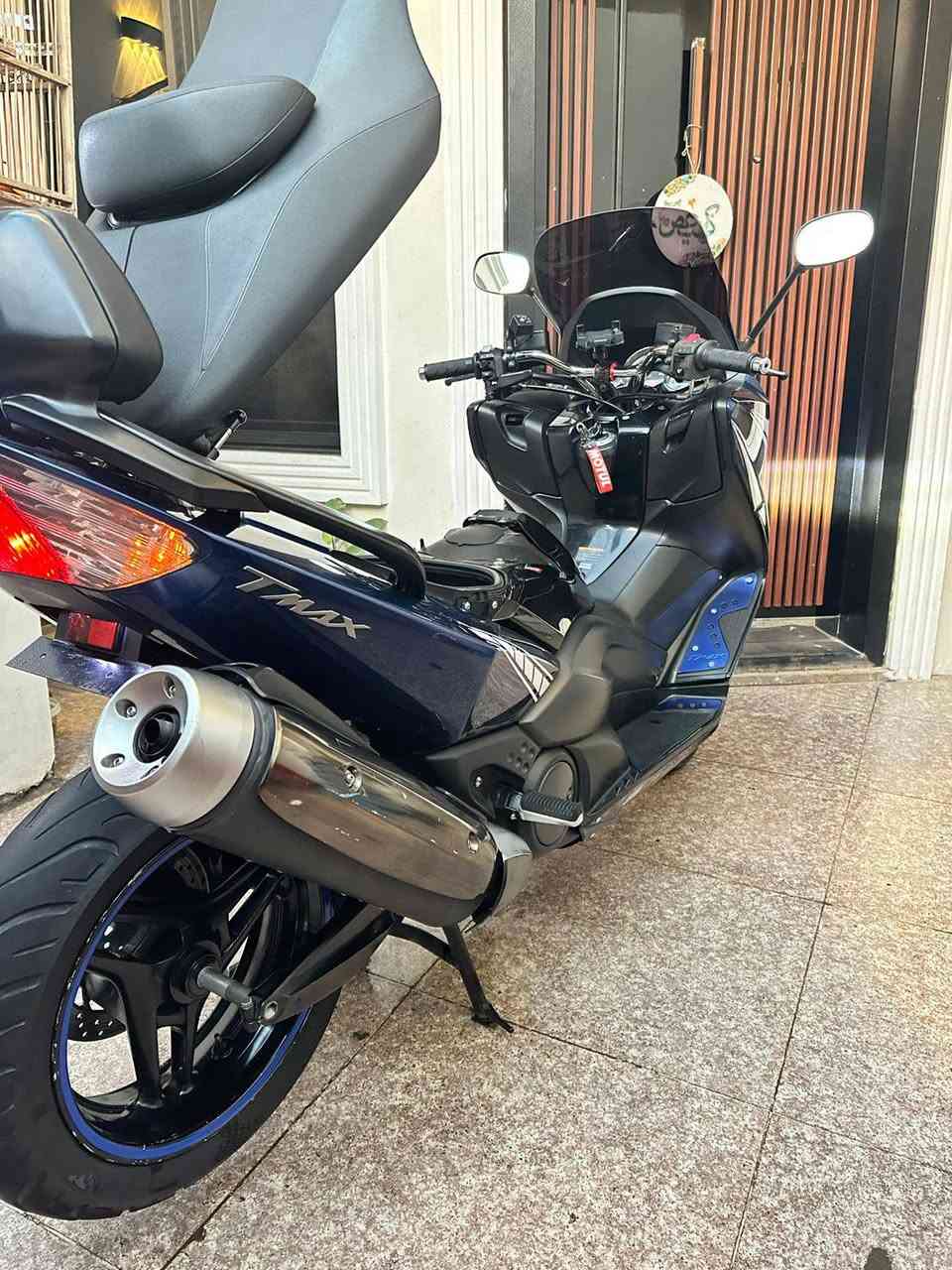 سلام عليكم شباب ( الله هم صلي على محمد )
للبيع TMAX  موديل 2011
 جديده مكفوله كفاله عامه من التاير للتاير وياها 3 سويجات 
لون ازرق 
ستيرن رياضي 
مكاني الشعب شارع الصحه 
سعر 41 ورقه وبيها مجال واليشوفها غاليه يذكر الله ويصلي ع نبي كلشي اكو بالسوك
***********
الشعب شارع الصحة
