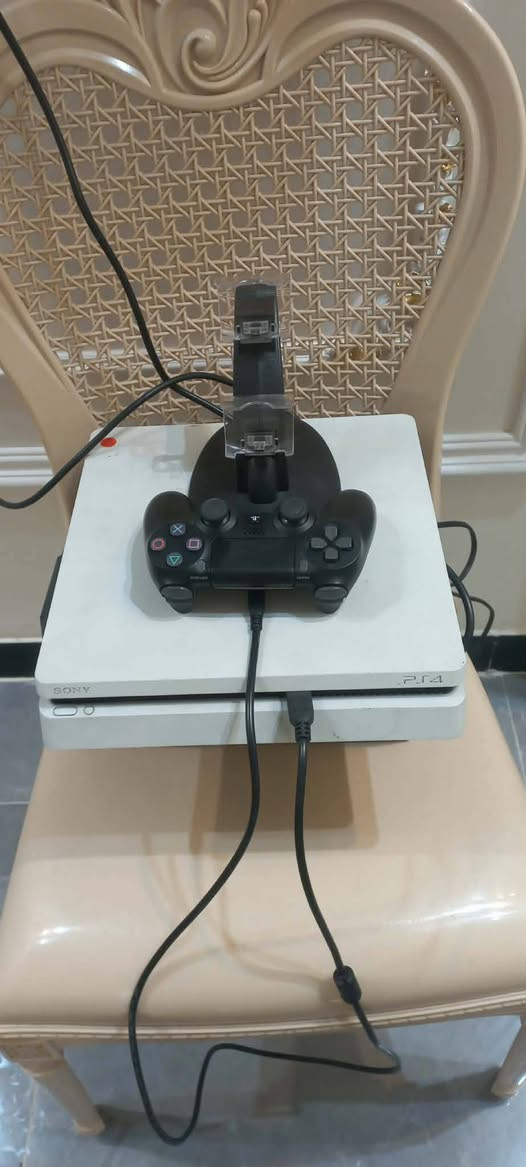 بلي 4 نظام 9 نضيف جدآ ما مفتوح السعر 300 الف
***********
