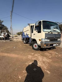 من رخصت الادمن المحترم سياره هينو انكر قماره وربع كابسه نفايات 8/5 متر...