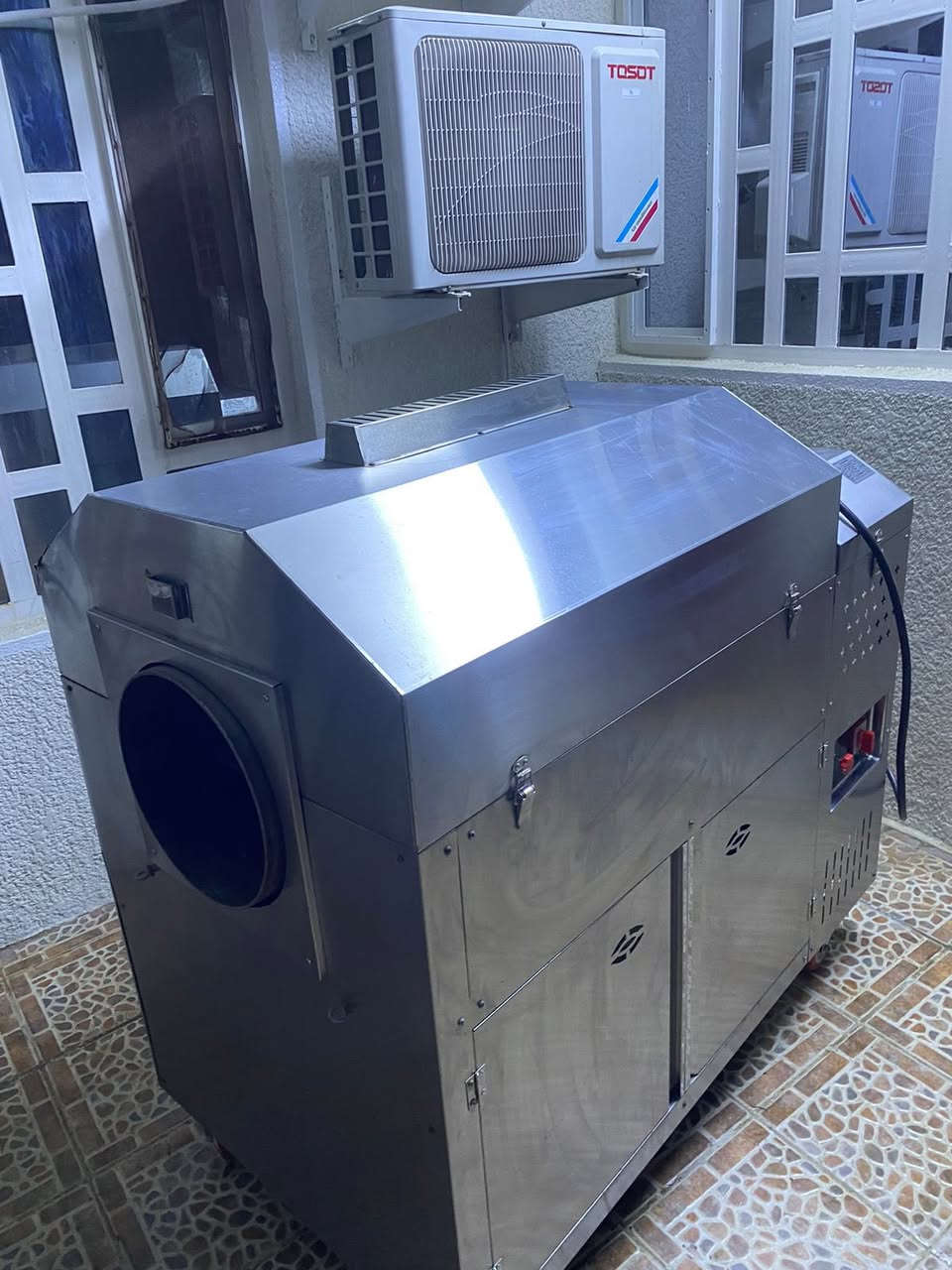 سلام عليكم مكينة تحميص
سعر جدا مناسب اخو البلاش 
***********
