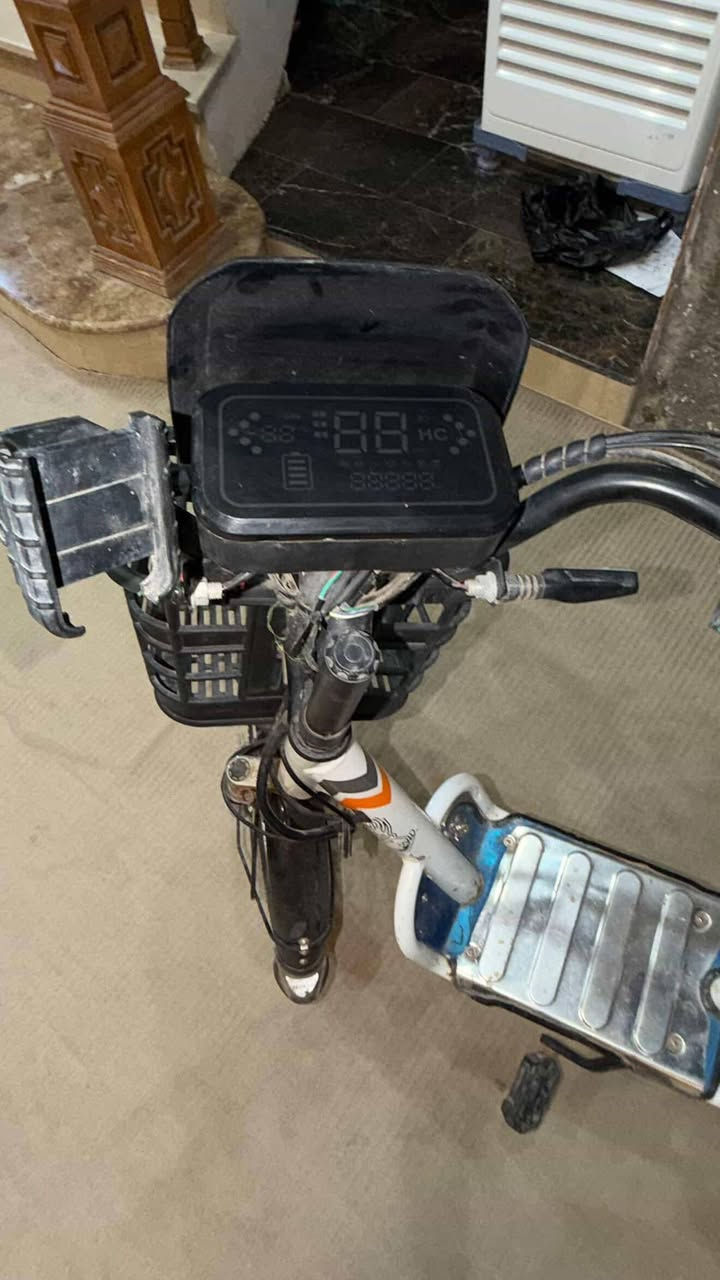 السلام عليكم دراجه شحن من شركه SAW جديده مستعمله قليل ومتروكه نقصها بس بطاريه 
السرعه 40-80
السعر 250 
الاستفسار الرقم ***********
