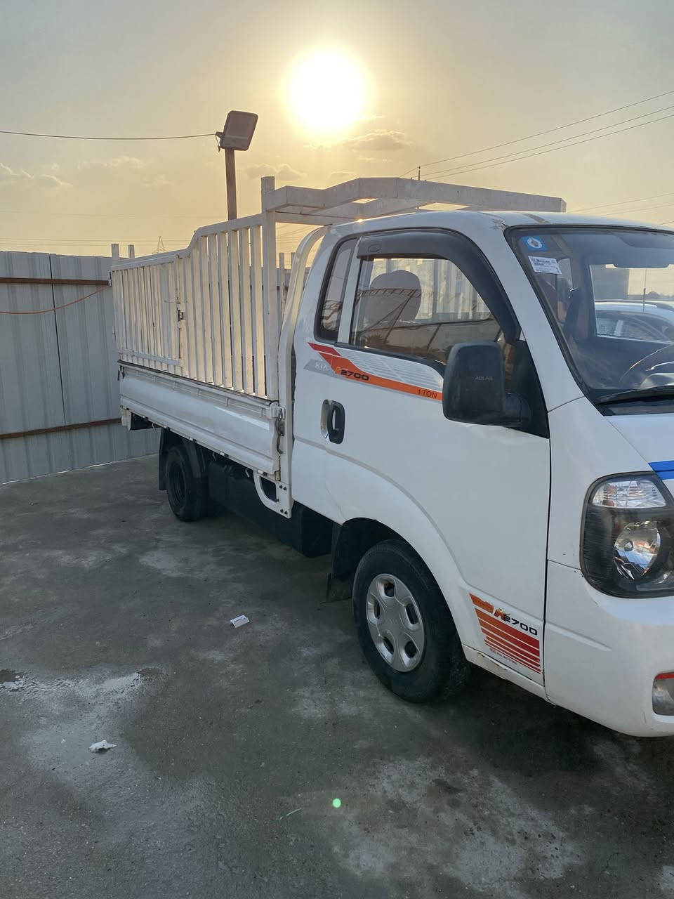 السلام عليكم 
كية 2700 موديل 2013 
السياره كفاله عامه ماعده شويه صبغ باب الصدر 
كير مكينه حداديه مال زيرو والله ما بيها اي نقص جاهزه وخير من الله نقصها بس كمبريسر تبريد 
شاشه اندرويد دوشمه جديده السياره كبل للشارع مذب عليها الف 
رقم واسط مشروع وطني بسمي حصراً مداور ثاني يوم 
مصفره غرامات وضريبه السنويه لل 2031 
المحجر ويه السياره السعر 96 ورقه وبيها مجال بسيط 
مكاني بابل المركز 

‏‭0787 799 9079‬
***********
