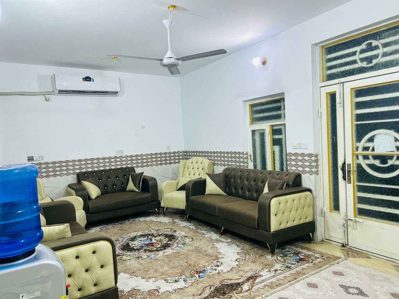 🏠 شقق للإيجار خلال أيام الزيارة
تتوفر شقق نظيفة ومريحة للإيجار خلال فترة الزيارة، مناسبة للعوائل والزائرين، وتتميز بـ:
• غرفتين نوم واسعة ومؤثثة تحتوي على سبع أسرة.
• مطبخ وحمام مجهزان.
• صالة كبيره و مؤثثة بأثاث جديد.
• مجهزة بمكيفات جديدة.
• متوفر ماء وكهرباء.
• تقع في حي الروضتين و تبعد ١٠ دقائق عن باب الرأس الشريف. 
• مساحة الشقة 145 متراً مربعاً.
• متوفرة حاليا 4 شقق.
• تحتوي العمارة على مصعد.
📅 الحجز متاح من الآن، والأولوية للحجز المبكر.
للاستفسار والحجز، يرجى التواصل عبر الرسائل الخاصة أو الاتصال على الرقم: (***********).
