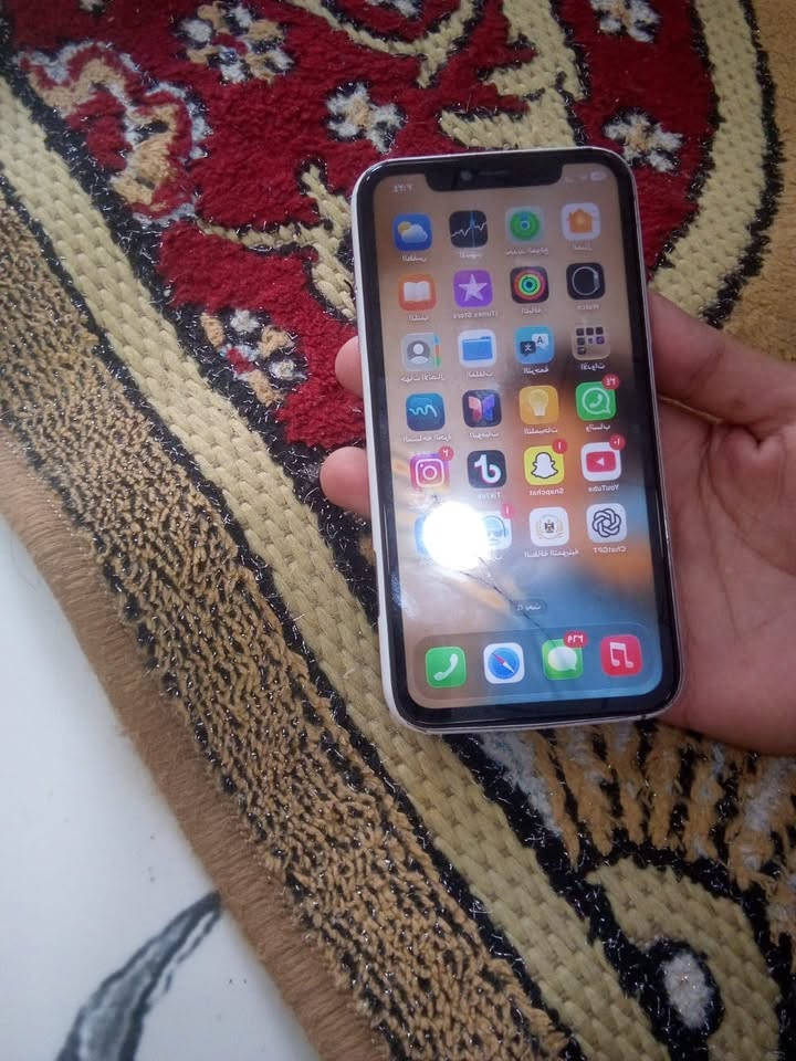 ايفون 11العادي جهاز مال بيت  الضهر مكسور وحاطله غلاف والشاشه بيه كسر مثل ما موضح بل صوره بس ماعلي شي طبيعي ذاكره ١٢٨ دبل شريحه  بطاريه 75 الجامه مال كامره الخلفيه الجوه مكسوره بس شغاله هاذ البي الجهاز ويا شاحنه اصليه الله شاهد غير هذن مآبي شي السعر 150 العنوان الجزيرة 
***********
