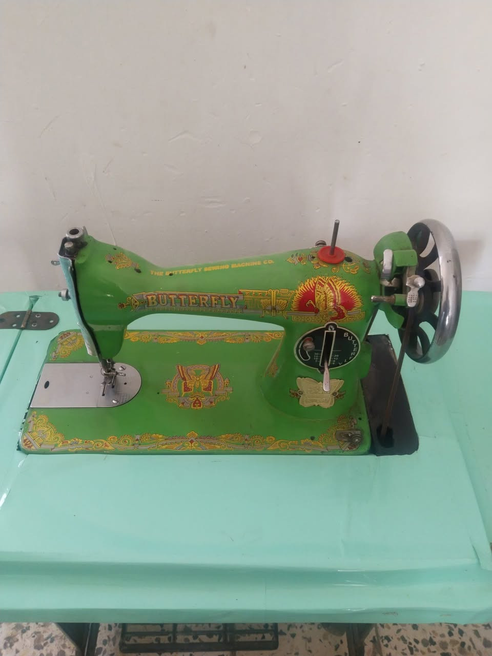 كاونتر مترين زائد سنك متر ونص الكاونتر مو بلاستك الامنيوم 
ومكينه خياطه فراشه كامله وياها حتى الماطور
***********
