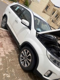كيا سورينتو موديل 2015 اللون ابيض الرقم الماني تشغيل بصمه بقية التفاصي...