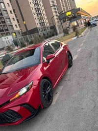 كامري للبيع ٢٠٢٥se بيه حادث بجم فقط خشوم الشواصي مرقم كامله ماشيه ٤٠٠٠...