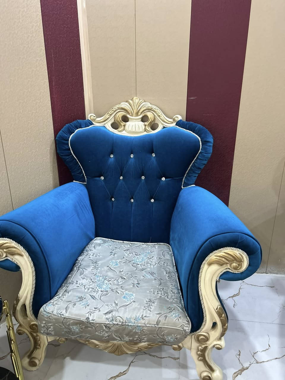 سلام عليكم تخم قنفات تركي قنفه كبيره و٤ كرسي مع طبله كبيره و٢ طبلات صغار 
اريده ب٣٥٠ بيع مستعجل 
يرهم ينباع نص تخم
للاستفسار اكثر ***********
