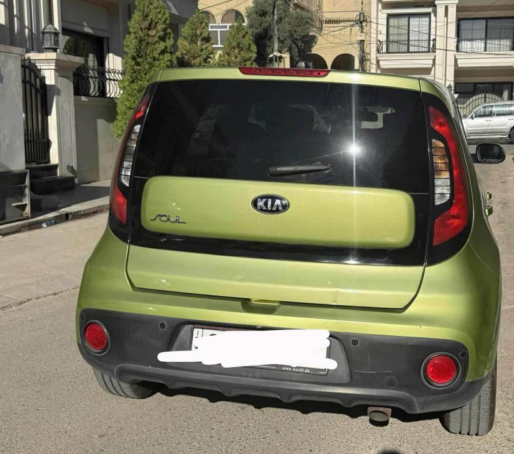 Kia Soul 2017 مواسەفاتی ئەمریکی
سەیارەکە نمونەیە لە جوانی لە سەر قەدی شەریکە ماوەتە تەنها ٤٥ میل ڕۆوویشتووە تەنها چامرغی لای سەکن سبوغی پەمپی دەرەوەیە 

ناونیشان :هەولێر 
• جۆری مۆتۆر: 1.6L 4-cylinder (GDI)
 • توانایی: نزیکەی 130 هێپەور (HP)
 • گواستنەوە: Automatic 6-speed
 • جۆری سووخت: بنزین
 • سیستەمی گەشت: FWD (Front Wheel Drive)
 • ڕەنگ و هێڵ: Wagon / Crossover
 • شوێنی دروستکردن: South Korea
عربی:
كيا سول 2017 — المواصفات الأمريكية 🇺🇸
السيارة نظيفة جداً، شبه جديدة، فقط 45 ميل ما مشت.
يوجد خدش بسيط على جهة السائق و صبغ خارجي خفيف عند مضخة البنزين، غير مؤثر على المظهر العام.

📍 الموقع: أربيل

⚙️ المواصفات:
• نوع المحرك: 1.6 لتر، 4 سلندر (GDI)
• القوة: حوالي 130 حصان
• ناقل الحركة: أوتوماتيك 6 سرعات
• نوع الوقود: بنزين
• نظام الدفع: أمامي (FWD)
• الشكل: كروس أوفر / واجن
• بلد المنشأ: كوريا الجنوبية 🇰🇷

*********** أربيل, العراق
