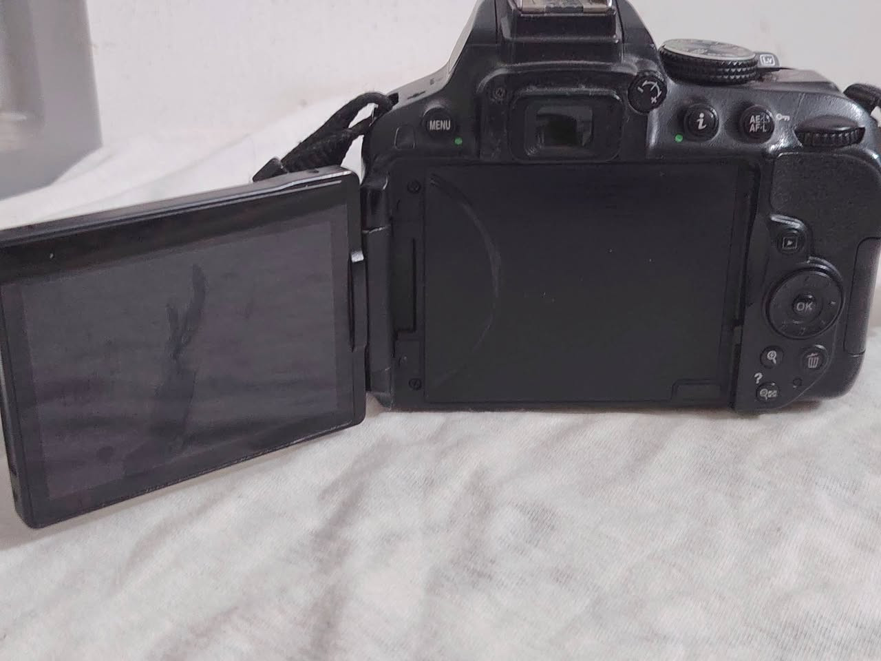 كاميرا نيكون d5300
كامله ملحقاتها اكو توصيل كافة المحافظات *********** وتساب
