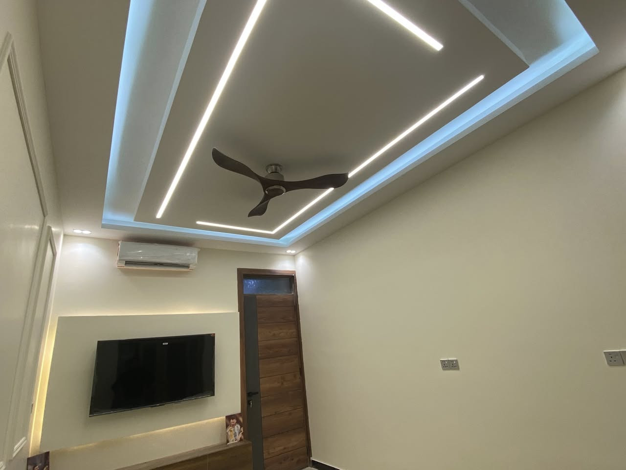 من أعمالي تصميم داخلي🏠🪜
يارب يعجبكم 🏦

مستعدون لتصاميم الجبس بورد🌁 
مع كافه أنواع الاصباغ 🩷

للأستفسار 📞📞***********
ايهاب محمد
