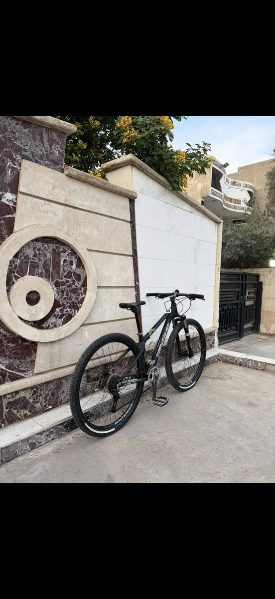 السلام عليكم للبيع دراجه ماركه Gray Fisher المصنعه بمصانع Trek الدراجه كل قطعه بيها مختومه بونتريكر بلاد من الوكاله وتكدرون تطابقون صورها بصور الوكاله مواصفات الدراجه سستم سرام X7 والنقال سرام X9 بريكات دهن دبل غاز من شركه 🦊FOX 🦊 والبطيخات ديور هم بلاد 
حجم الدراجه 29 تايرات بونتريكر وياله بونتريكر ركبه مختم بونتريكر كل قطع الدراجه من الوكاله بونتريكر بل كامل يعني حالك حال لصاعد Trek والدراجه كامله مكمله من كل النواحي نقص برغي ما بيها 

السعر 370 الف وبيها مجال 

المكان بغداد زيونة 

للتواصل واتساب /***********
