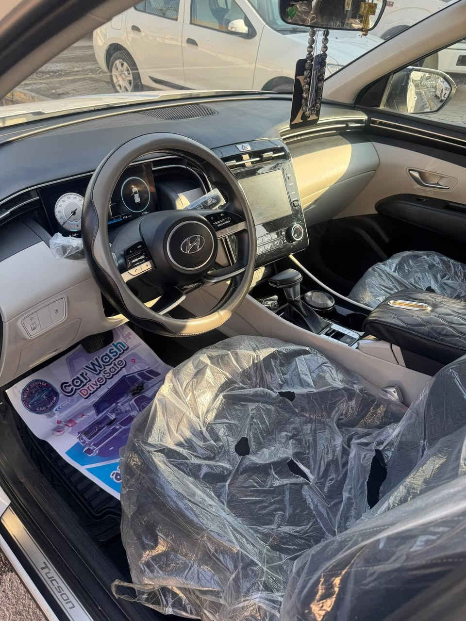 سلام عليكم للبيع توكسان موديل 23 ماشي 31 الف خليجي  السيارة نظيفه جداً جداً الضربه يم قبق البانزين فقط السيارة جديدة جديدة اخت الزيرو السعر 22,300$  مكان السيارة بغداد الكريعات شارع المعارض للأتصال ***********
