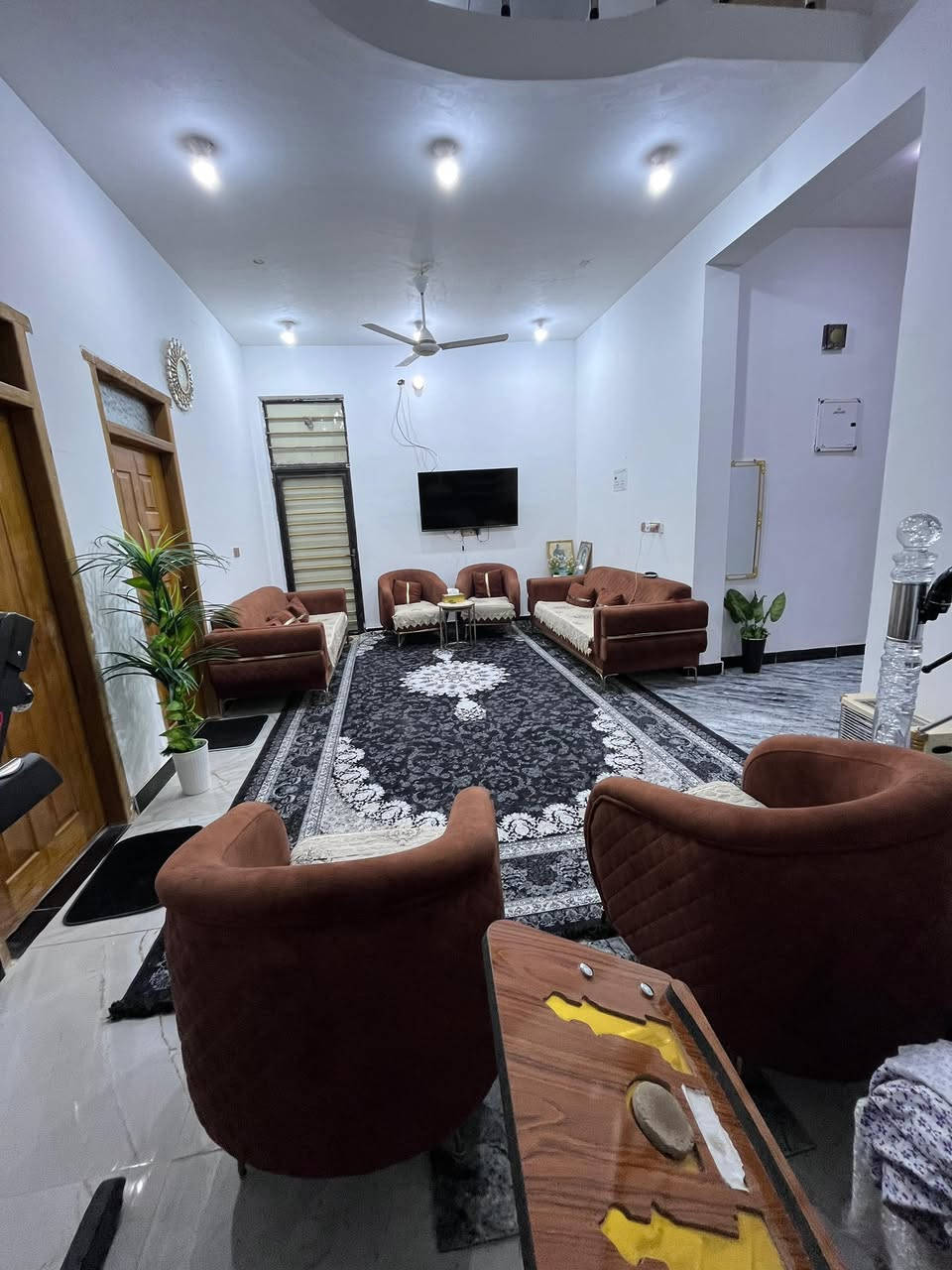 بيت 185 متر غرفتين 4×5 صاله 8×4 مطبخ 4×5 ديوانيه 4×6  صاله 4×8 مع صحيات الطابق الثاني اضافه الى محل مع صحيات خارجيه 
العنوان البو فياض قريب الحولي السعر 150 قابل للتفاوض . . . . . الاضافات كاونتر مطبخ سبالت عدد 3 خزان ماء سخان عدد 2  ميز طعام 1.. .
رقم الأستفسار/***********
