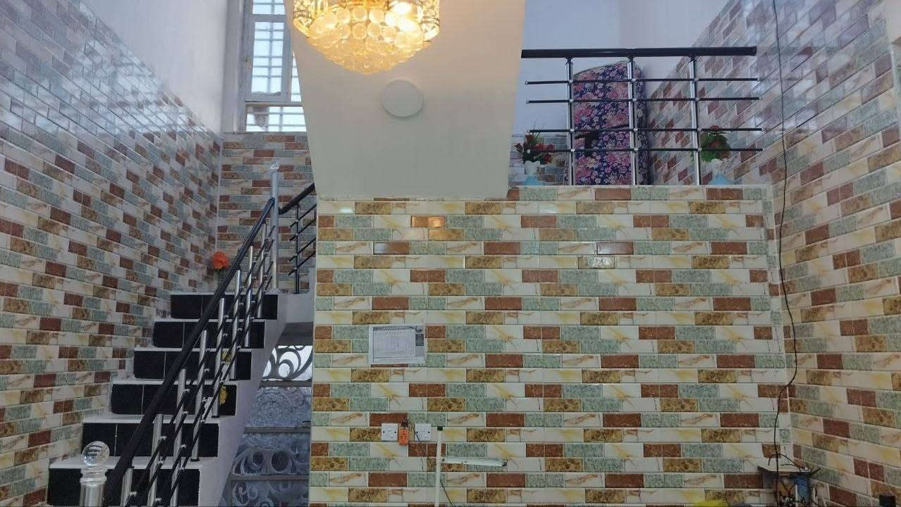 الدار للبيع بناء حديث 🏘
المساحة 220📐
نوع العقار سند 25طابو زراعي بسمي📑
يحتوي الدار عل غرف نوم عدد (3)
صحيات خارجية وداخليه 
صاله وكندور 🏘
منور داير البيت 🌞
مطبخ🍝
كراج سيارة 🚗
كافة الخدمات متوفر ماء وكهرباء 🔖
مدرسه ومستوصف صحي و خط نفل 🚗
العنوان الحله الورديه قرية الامام سيد موسى 
فرع المطحنه 
للستفسار الإتصال عل الرقم وتساب 📲

***********📞
