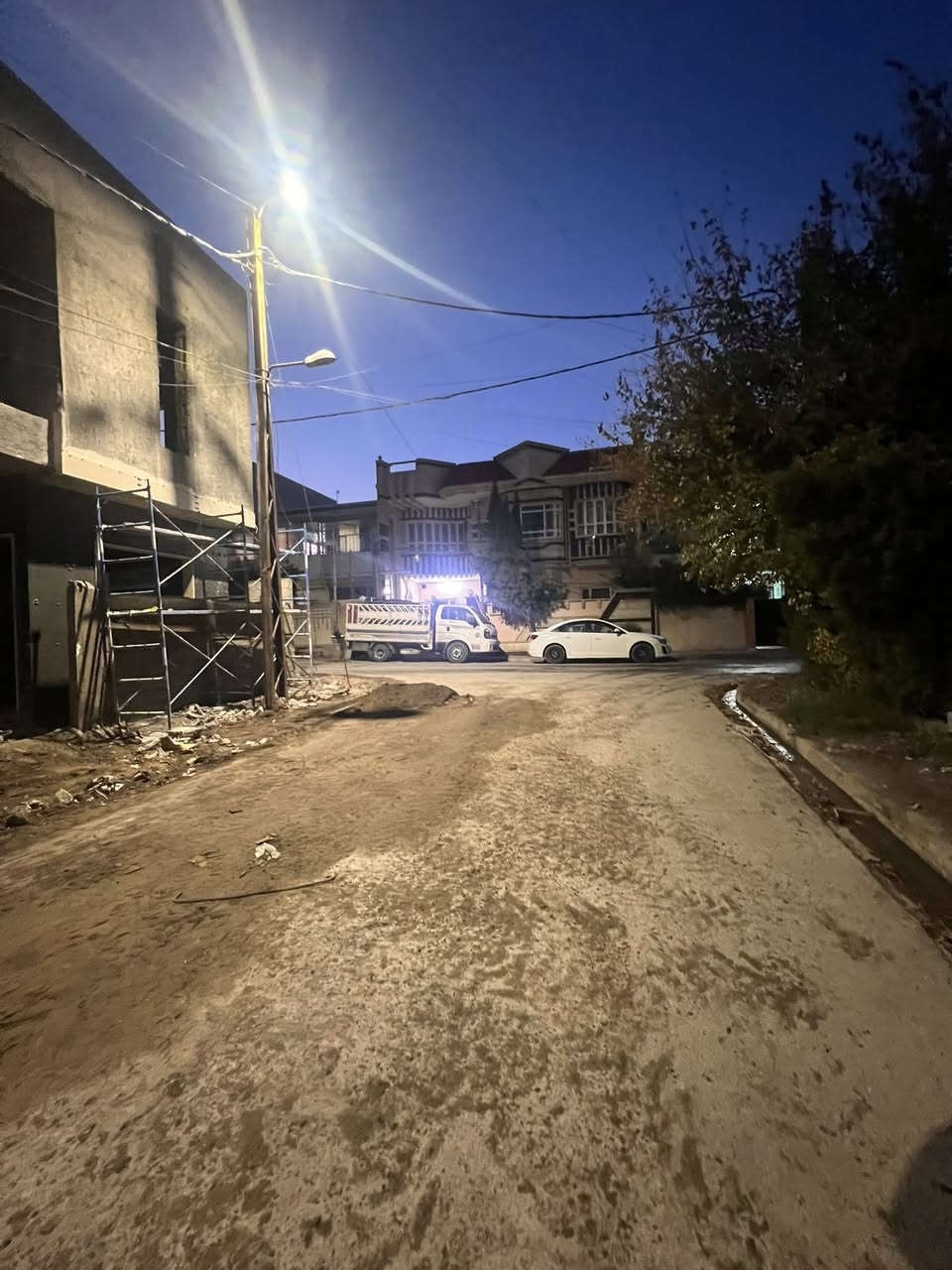 دار للبيع قيد الانشاء حي الحدباء 

مساحة الدار 120 متر واجهه 10 متر 

موقع مميز جدآ مقابل حديقة 🌱 

شارع عرض 12 متر 

الدار بناء حديث تسليم مفتاح 

الدار طابقين 4 غرف نوم 

للاستفسار اكثر مراجعة مكتب العمران سايدين حي السكر او الاتصال على الارقام 

***********
‭0772 973 2369‬
