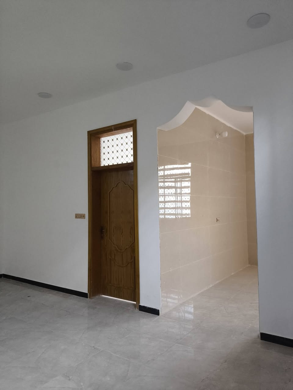 🏢دار للبيع طابو صرف جاهز للتحويل : 
حي نهاوند الاولى قرب المستوصف 🏢المساحة: ( 200متر )
جديد فارغ حالياً يتكون من غرفتين وصاله ومطبخ واستقبال وصحيات داخلية وخارجية 
مكتب عقارات هدى ميسان 🏡عنوان المكتب حي نهاوند 
المكتب مجاز  من قبل الدوله
للاستفسار الاتصال رقم الهاتف 
        او مراسله واتساب 📞
*********** ضياء ابو اميرالكعبي 
***********
ملاحظه: توجد لدينا عروض أخرى في محافظه ميسان مركز المحافظه

