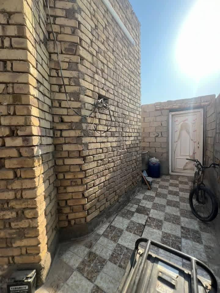 🏡بيت البيع -حي الجامعة-امام مجمع حجي هندي-ركن
.
❗️موقع:الديوانية/ حي الجامعه/امام مجمع حجي هندي
❗️البيت عله الشارع الرئيسي-واجهة على الشارع التجاري
مباشرة

✨تفاصيل العقار:
🔹مساحة:200متر واجهة 10 نزال 20
🔹يتكون من طابق واحد
🔹ركن عله شارعين

🔸الطابق الاول يحتوي على:
•غرفتين نوم بس اساس
•صاله
•برّاني(مجلس استقبال)
•مطبخ
•مجموعه صحيه داخليه
•مجموعه صحيه خارجيه
•منور واسط البيت لتهوية وإضاءة طبيعية ممتازه

✅البيت طابو زراعي سند 25 وبيه كتاب تطويب عن قريب يصير طابو صرف
✅وجهة على شارع تجاري
✅قريب من الخدمات ولأسواق ول المدارس
السعر 🔥خاص🔥
***********/***********
