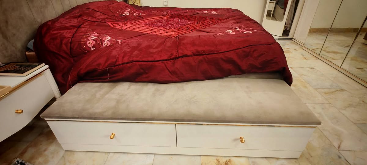 السلام عليكم
غرفة نوم تركي مستورد مو عراقي  ٩ قطع من هوم سنتر وصل موجود وي الصور

كنتور ست بيبان مرايات
تخت نفرين مع طاولات جانبية جرارة وحدة
شازلون مع جرارات ثنين
ميز مرايا مع جرارات ثنين وديلاب بابين
دولاب جرارات كبيرة اربعة
طبلة ميز
مرايا دوارة مع تعلاكة بالخلف

الغرفة مابيها شخط بعدها بنايلون مع سرير اصلي سبرنغ ومخدات السعر مليون وتسعمية 1,940,000

  بغداد حي الخضراء ***********
