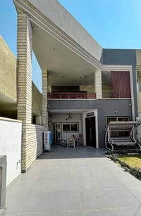 دار للبيع في حي الجهاد الضباط  مساحته البيت ١٨١م الواجهه ٧ وربع والنزا...