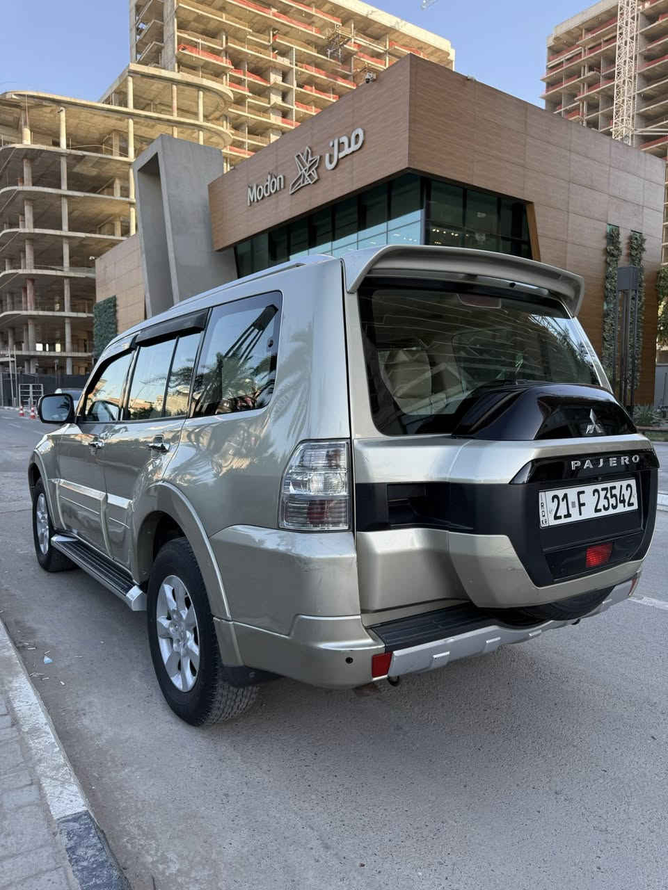 للبيع ميتسوبيشي باجيرو 2016 وارد خليجي

السيارة نظيفة جداً، استخدام شخصي، وارد الخليج.

الحالة العامة:
▪️ بدون حادث
▪️ بدون صبغ
▪️ محرك 3.5
▪️ العداد: 106 ألف كم

المواصفات:
تحكمات ستيرن – مقاعد مخمل – كاميرا خلفية – حساسات خلفية
داخلية بيج – زينون عالي ناصي – LED نهاري
مرايا كهرباء مع إشارات – تبريد ثلاث قطع
7 ركاب – دفع رباعي 4×4 – كروز كنترول

التسجيل:
رقم سليمانية الجديد – باسم المالك – تحويل مباشر

السعر: 17,900$ (ثابت، بدون مراوس)
📍 بغداد – الكرخ
📞 ***********
