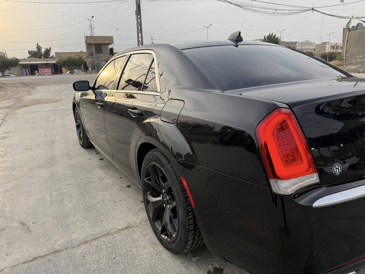 السلام عليكم
من رخصة الاداره 
اوباما امريكي ٢٠١٧ 
سي300 
مكفوله كفاله عامه 
ما عدا البارد بيها شبر بالجاملغ الخلفي 
رقم بغداد دولي لل ٢٠٢٧ 
ماشيه ١٣٤ ميل 
السعر ٢٣٠ و بيها مجال للشراي 
مكان السياره كربلاء 
هاتف ***********
