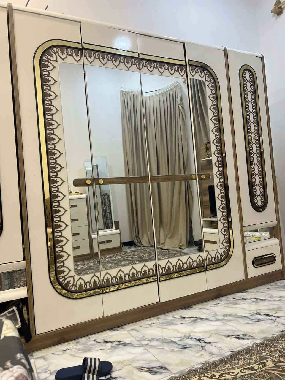 سلام عليكم غرفه تركيا 10 قطع. نضيفه وكامله مابيهه اينقص بيهه ملاحضات بسيطه بس يحتاجلهه نجار مضبوط يشدهه  سعر 750وبيهه مجال الله شاهد ماخذهه ب2وربع بس بعد الي يشتري مو مثل الي يبيع وانه خادم *********** مكاني بصره قبله
