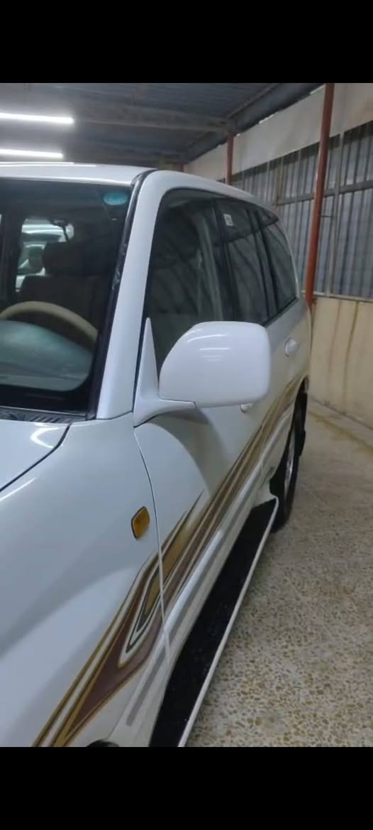 لاندكروز موديل 2006  كلش نظيفة بيهه قطعتين صبغ  باقي السيارة مكفول السنوية ب اسمي السيارة 6 سلندر  بيهه تظليل 80 بل مية من المرور وكامله مكانهه بغداد   السيارة جديدة جدآ السنوية جديد هزه جديدة وكل نواقص مابيهه   الرقم ***********
