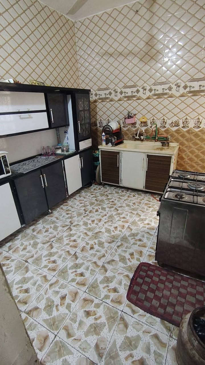 بيت للبيع .في حي الزهراء . للاستفسار ***********
بيت مساحة 100 متر ركن طابقين واجهه 10في10
خدمات كاملة منطقة تبليط بالكامل. يقرب 50 متر عن المدارس
الطابق الاول يتكون من 
استقبال 4.75 في 3.5 
طارمة 4.75 في 2.5
المطبخ 3.75 في 3
الصالة 5 في 2.5
غرفه نوم 4.5 في 3.5
منور 1.5 مربع
حمام 1.5 مربع
الطابق الثاني 🧧
غرف نوم عدد 3 
الاولى 4.75 في 3.5
الثانيه 4.5 في 3.5
الثالثه  4.75 في 3
حمام 1.5 مربع
صالة.سطح
للاستفسار على هذا الرقم ***********
غير متواجد على الفيسبوك
