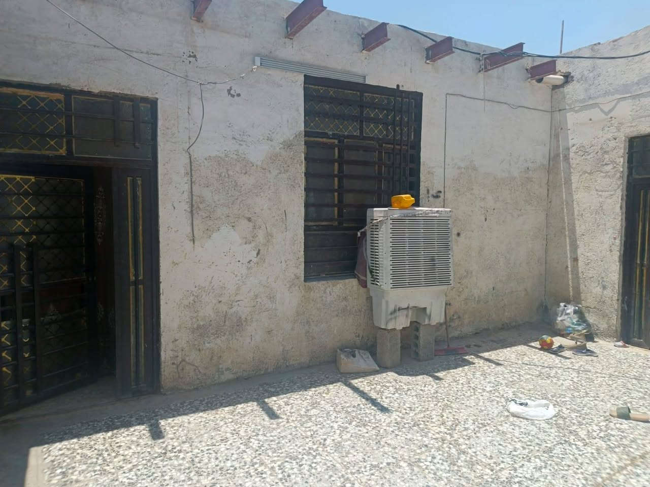 بيت للبيع مساحته ٢٣٠ متر  يحتوي على غرفتين ٥×٤ وصاله ٦×٨ تقريب او اكبر واستقبال ٥ونص × ٤ طارمه جبيره صحيات داخل وخارج عنوانه سايدين ١٧ تموز عمود ٥ قرب بانزين خانه ريبال قريب على شارع تقريب ٥ بيت سعره ٥٥ وبيه مجال منطقه كلش حلوه *********** رقم ابو البيت
