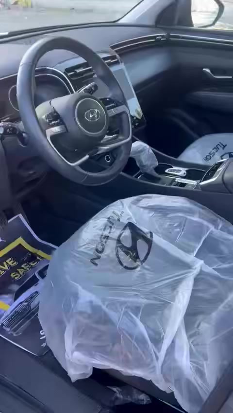 السلام عليكم توسان موديل 24 لون سبنتي ماشية 10 ميل سيارة جديدة وحادثها قبغ جنطه فول ١/١ رقم بغداد بسمي تحويل ثاني يوم مكفولة من كلشي فقط قبغ جنطة بيه بارد فقط 
مكاني اعظمية راس الحواش 
سعر 21800$ بيه مجال حك الجيه 
***********
علي
