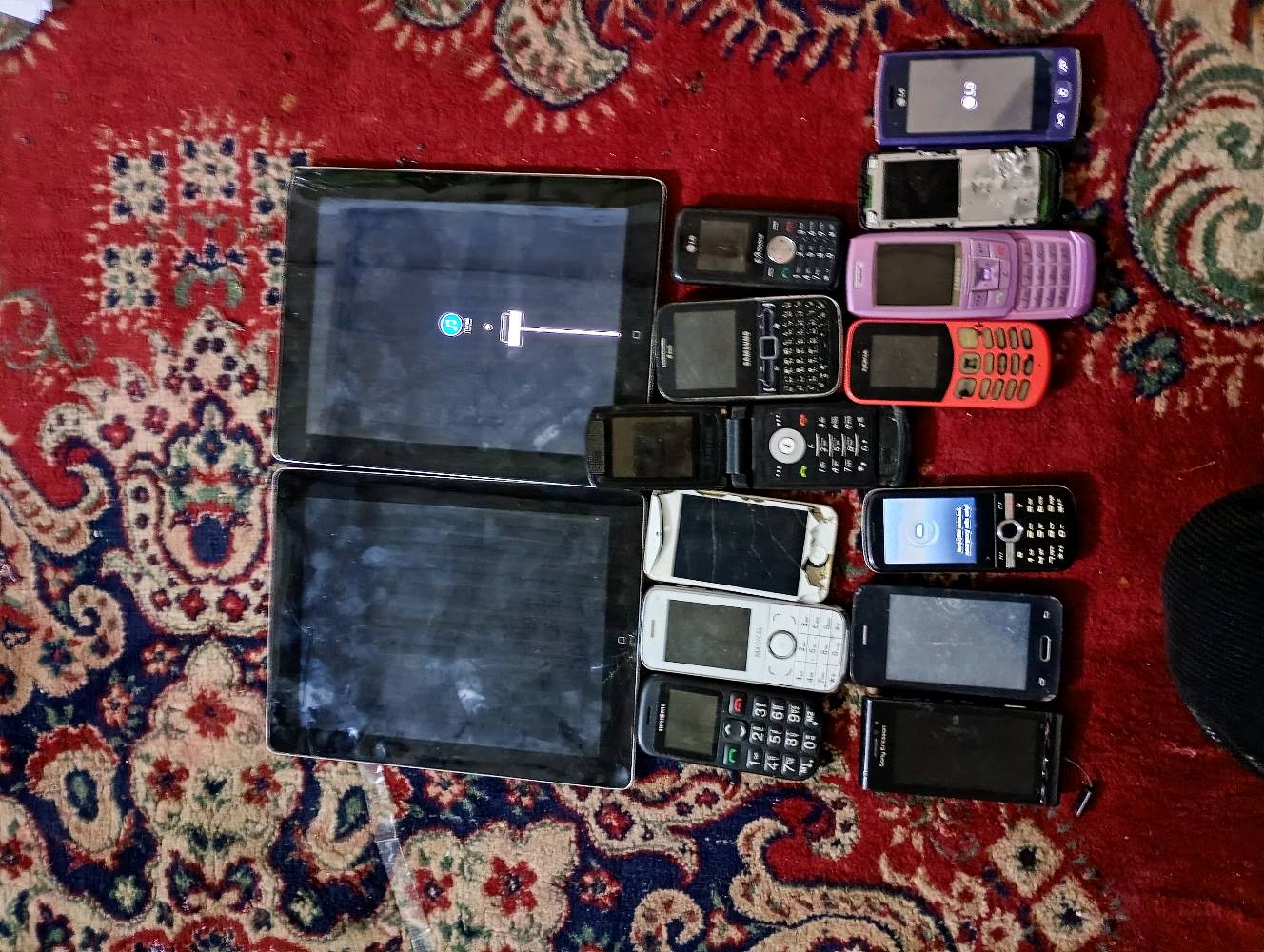 سلام عليكم اجهزه للبيع شلعه ابيع فقط كلهن شغالات بس بيهن نقص رقمي واتساب ***********. مكاني بغداد العبيدي ايبادات شغالات بس يراد فورمات والزغار نقص بيهن بطاريت