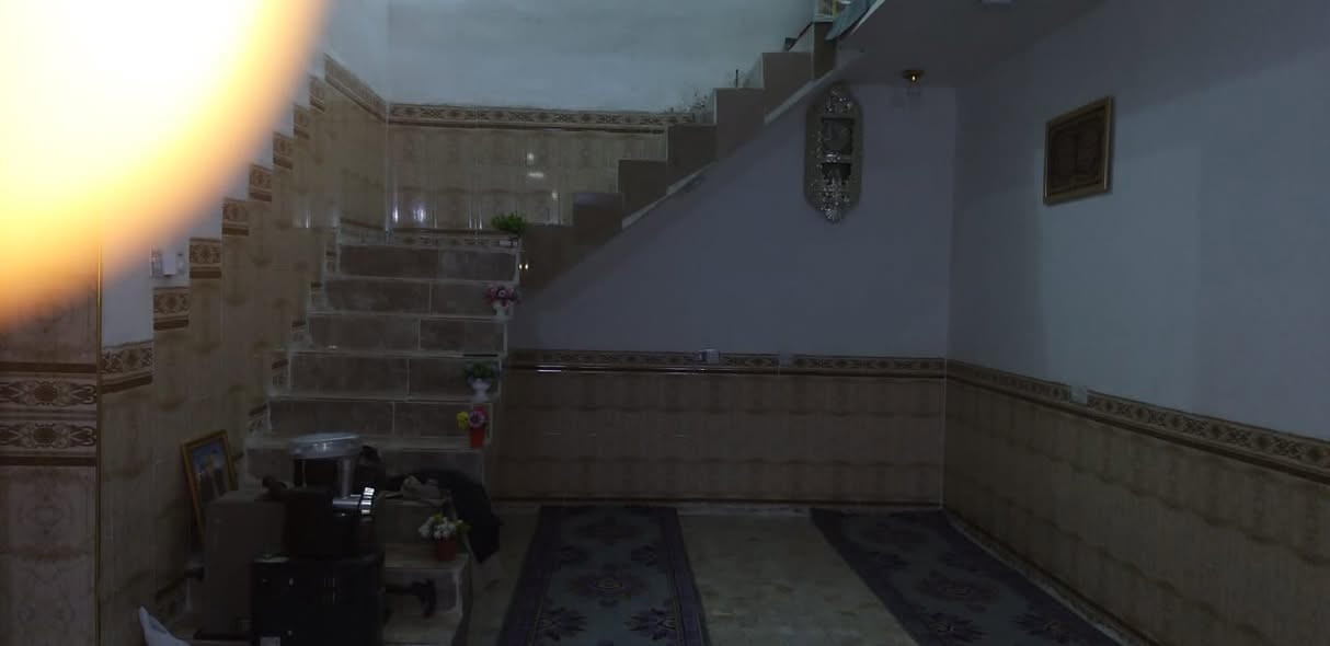 العنوان: منزل للبيع - بناء طابوق حديث بمساحة واسعة (280م) 🏠
📍 الموقع: بغداد - جسر ديالى الجديد - الكرغولية (السايد الواحد) - مقابل البانزين خانة يبعد عن شارع 50متر.
📋 تفاصيل العقار:
✅ المساحة: 280 متر مربع.
✅ نوع السند: زراعي (حق تصرف) - سند 25 رسمي ومضمون.
✅ نوع البناء: بناء حديث (درجة أولى) طابوق كامل من كل النواحي.
✅ الخدمات: كاملة (كهرباء خطين + إسالة مي مستمرة).
📐 خريطة وتقسيم البيت (مساحات واسعة):
🔹 غرف نوم عدد (2): قياس (5×4) لكل غرفة.
🔹 صالة داخلية: قياس ملكي (10×4) متر.
🔹 استقبال: واسعة جداً قياس (8×5) متر.
🔹 مطبخ بارد: قياس (5×5) متر.
🔹 مطبخ حار: (ملحق إضافي).
🔹 كراج: يتسع لسيارتين براحة تامة.
🔹 إضافات: منور لتهوية ممتازة + ترك خلفي مساحة مترتين.
🌟 مميزات إضافية:
البيت تصميمه حديث وجاهز للسكن فوراً (ما يحتاج درهم مصروف). المنطقة سكنية هادئة، كاملة الخدمات وقريبة جداً من المدارس والأسواق.
💰 السعر: 135 مليون دينار عراقي (قابل للتفاوض البسيط للجادين).
📍 للمعاينة والاستفسار:
📞 الاتصال على الرقم: ***********
💬 أو المراسلة عبر الواتساب مباشرة
