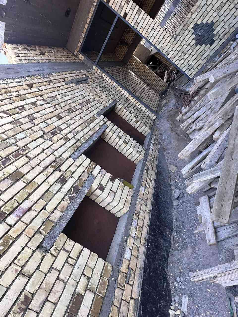 بيت للبيع هيكل طابقين
المساحة 125
الواجهة 6 وربع
الموقع/التنومة-البيبان(الرقابة المالية)
البناء درجة اولى طابوق
البناء عبارة عن:
كراج 
صحيات خارجية للضيوف
غرفة واحدة في الطابق الاول
صالة+ هول مفتوح على الصالة
بوكسات خاصة للغاز والكهرباء والماء 
السعر/95 وبيه مجال 
التواصل/***********
طبعا اني ابو البيت مو ابو عقارات
