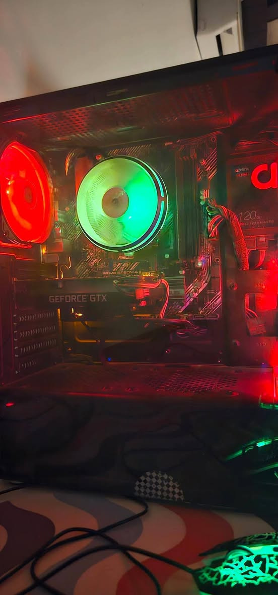 🔥 للبيع PC Gaming كامل ويا شاشة 🔥

✨ الحالة: مستعمل خفيف ونظيف جداً

💻 مواصفات الحاسوب:
🔸 المعالج: AMD Ryzen 5 3500
🔸 كرت الشاشة: NVIDIA GeForce GTX 1650 4GB
🔸 اللوحة الأم: B450
🔸 الرام: 16GB DDR4 بسرعة 3200MHz
🔸 التخزين: SSD 120GB + HDD 1TB
🔸 مزود الطاقة: 500W
🔸 الكيس: ALSEYE E-Tunnel

🖥️ الشاشة:
🔸 Acer KG251Q
🔸 دقة Full HD (1920×1080)
🔸 معدل تحديث 165Hz 🔥

🎧 الملحقات:
✔️ كيبورد ألعاب
✔️ ماوس ألعاب
✔️ سماعة رأس

✅ الجهاز نظيف جداً ومفحوص
✅ أداء ممتاز بدون مشاكل
✅ جاهز تشتغل عليه مباشرة

💰 السعر: 800 ألف قابل للتفاوض للجادين

📩 للتواصل خاص***********
