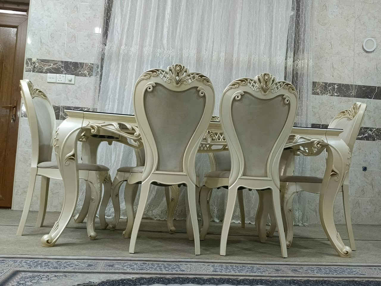 ئه م میز طعامه بو فروشتن نرخی ۲۰۰ هه زار ***********
