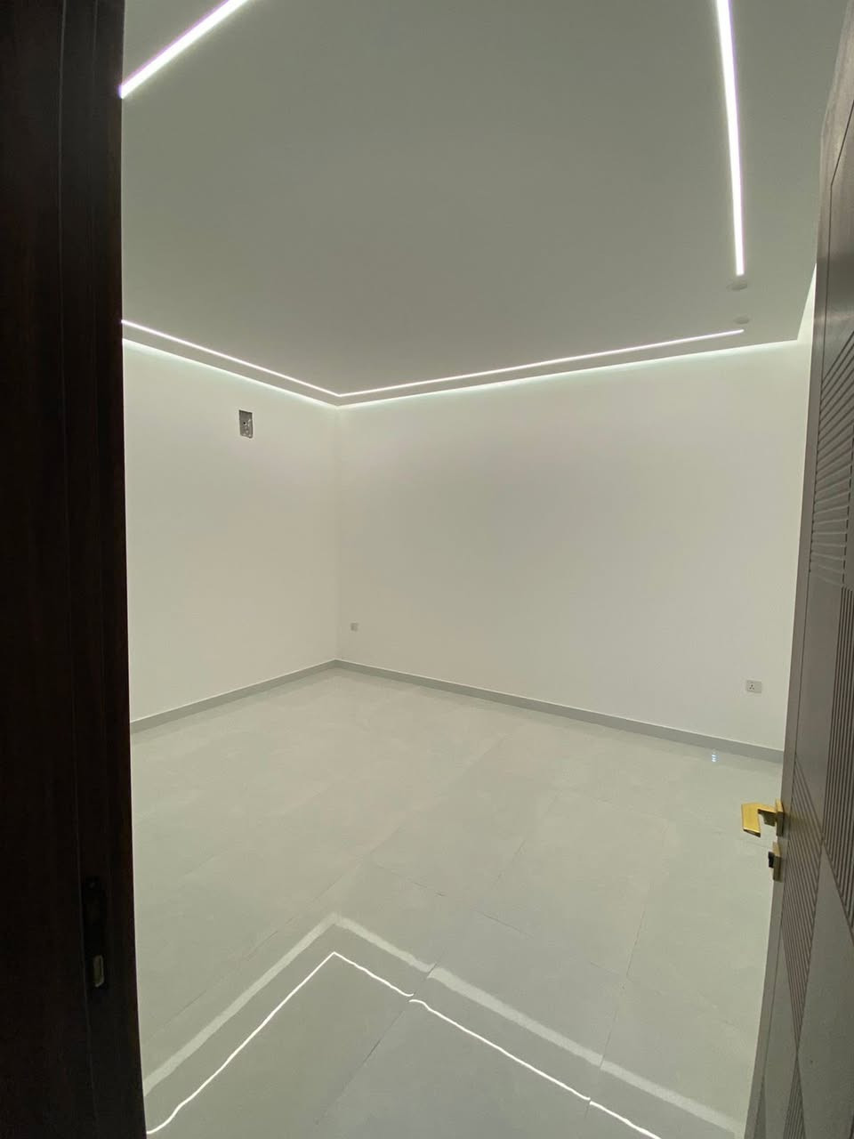 السلام عليكم
يستمر مكتب مسكنك للعقار بتقديم
افضل العروض المناسبة إلى الزبائن الكرام
🔹بيت 3 طوابق للبيع مساحته 95 متر
🔸الواجهة 4.75متر 🔸النزال 20 متر
🔹يحتوي البيت على (صاله -ومطبخ -4غرف نوم وخدمات)
🔸موقع البيت / البنوك مربع التربية مقابل منتزة 
🔹للاستفسار أكثر مراجعةمكتب مسكنك للعقار 
الواقع /البنوك شارع المطاعم مقابل بن رضا علوان
أو الاتصال على الرقم ☎️ ***********
