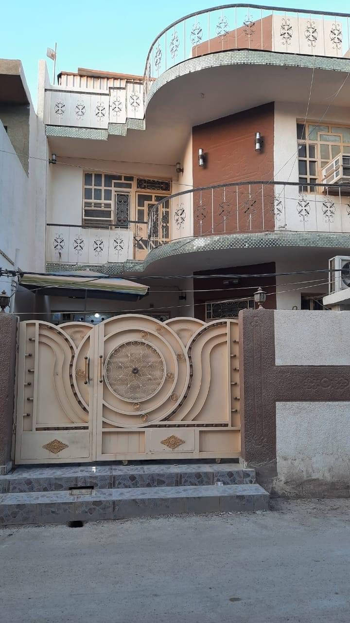 بيت 100 م طابقين طابو زراعي بآسمي سند 25 حي المصطفى نهاية شارع الكليه شارع تبليط ومجاري جوفيه وخطين أبي ماء ومحولة كهرباء خاصه للشارع يحتوي على ثلاث غرف نوم وصاله عدد 2 ومطبخ حار وبارد واستقبال وكراج وثلاثة مجموعه صحيه ،، البيت اخو الجديد 
للآستفسار ***********
