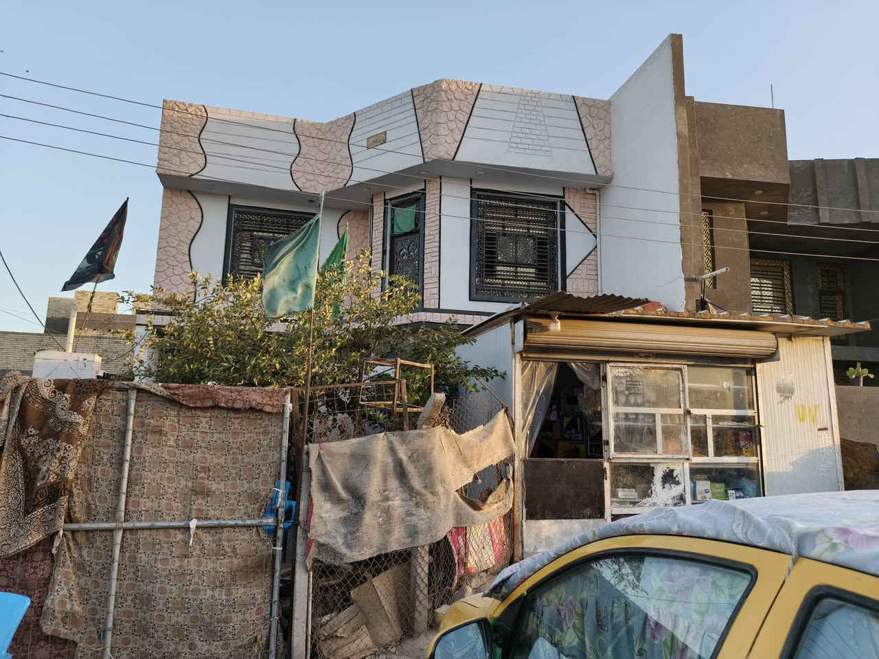 السلام عليكم بيت للبيع بلتاجيه طابقين طابو صرف على شارع 20
غرف نوم 4 صحيات داخليه خارجيه البيت كامل من كل النواحي 
لاستفسار لاتصال على هاذا الرقم***********
