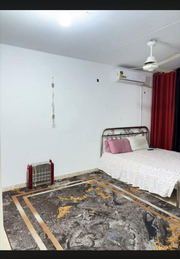 شقه للبيع 

طابق ثالث في حي الثالث 3 غرف

على ساحه مع مساحه حديقه وكراج

السعر 67 مليون وبيها مجال

للتواصل ☎️ ***********
***********
