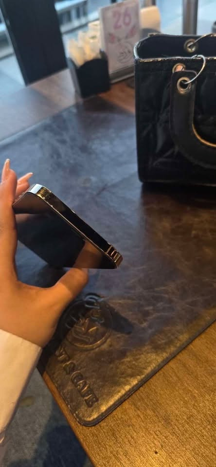 ايفون ١٢ برو ماكس ذاكره ٢٥٦ وبطاريه٧٤ الشاصي نضيف فيس ايدي شغال كامرات شغاله صوت هزاز كلشي شغال فقط مبدل شاشه وبيها حرك من جوه بسيط وضهر هذا ل بلادي ومكسور يعني ما مفتوح ل ضهر قبل السعر ٢٢٥ وبي مجال 
المكان بغداد ***********
