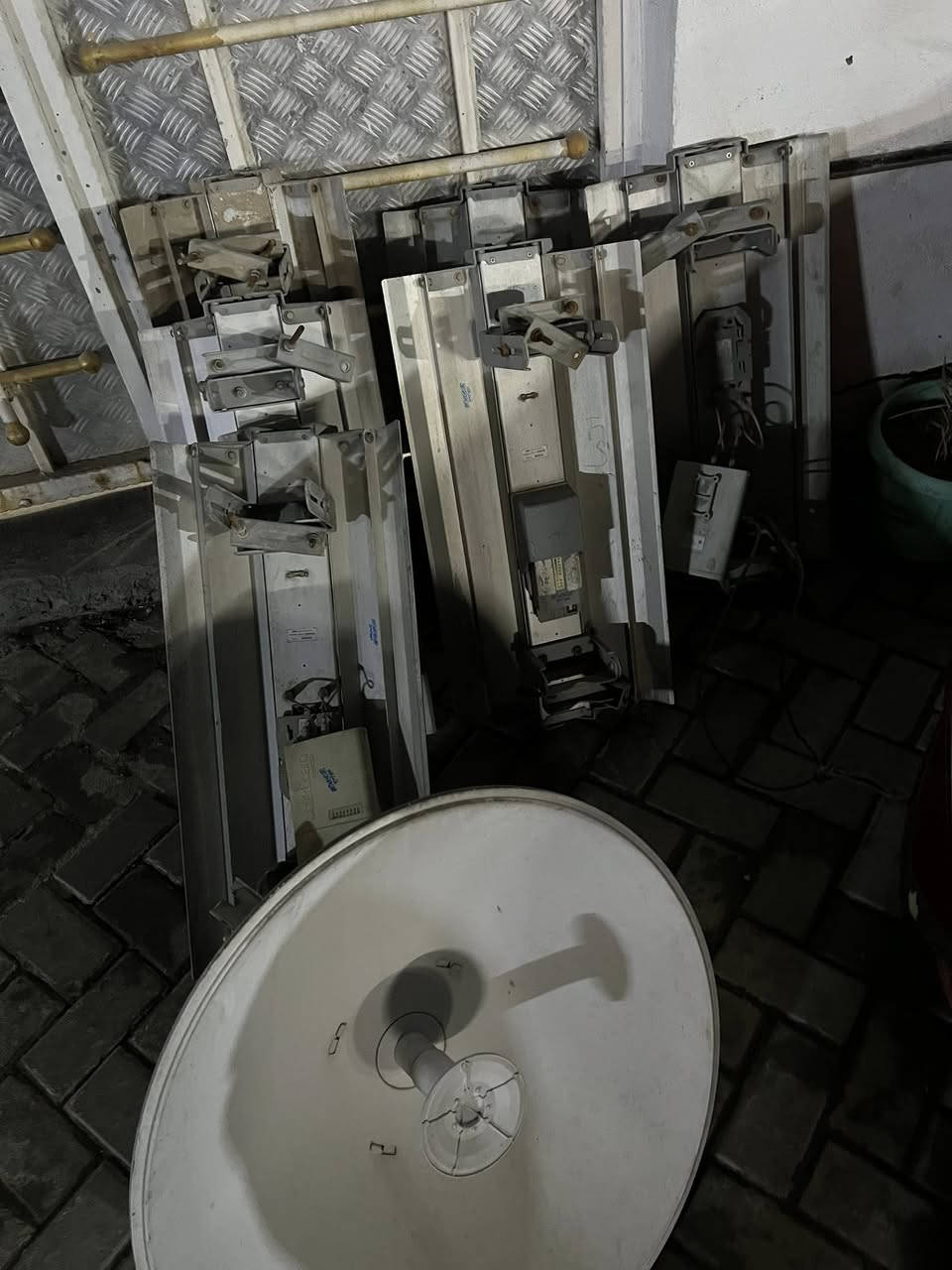 سكاتر تيتانيوم عدد 6 هنه واسمياتهن مع 4 قطع 912 مع روكتات 2 تيتانيوم كلهن M2 + دش يوبي انت للبيع اجهزه نضيفه كلش ***********
