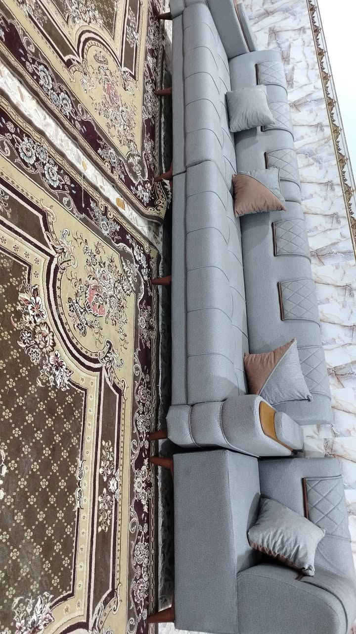 جهز عندي هذا الديوان قياس ١٤ متر ونص ٢٠ مقعد كورنر تجي بيه قنفتين مفصوله مع ٢ زاويه
تفصال خشب بلوك اسود كله الداخل الثقيل سفنج مضغوط مميز أول مع طبقه دللوب طبي قماش كتان ناعم موديل ابو الطبله   بشكل مميز وانيق
لون رصاصي  مطعم ب الجوزي مع ١٢ كوشه استفسار *********** متوفر واتساب
